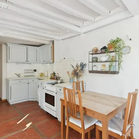 2-bdr/chateau De Id355 Apartment